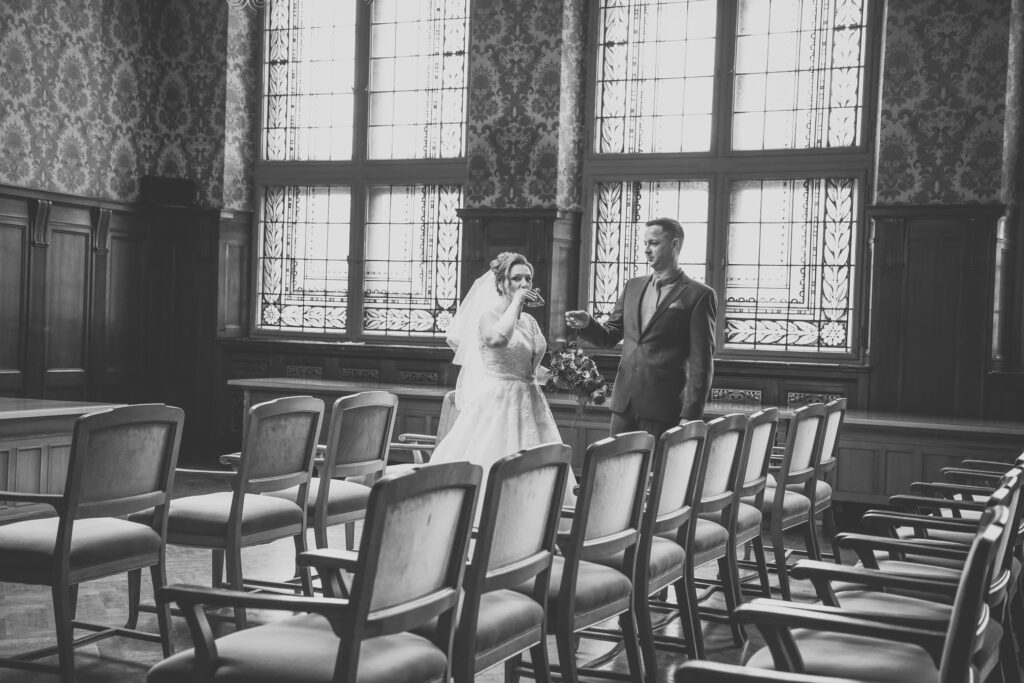 Ratsplaenersaal-Leipzig-Brautpaar-Trauung-Standesamtliche-Trauung-Neues-Rathaus-Leipzig-Heiraten-Hochzeitsfotografie-professioneller-Fotograf-Was-kostet-ein-Hochzeitsfotograf