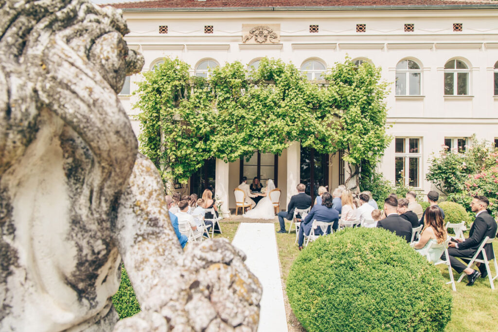 Freie-Trauung-Hochzeitsfotograf-Leipzig-Sachsen-Brandenburg-Landhochzeit-Sommerhochzeit-Ja-Wort-Hochzeitsgaeste-Schlosshochzeit-Hochzeitsablauf-Ringtausch