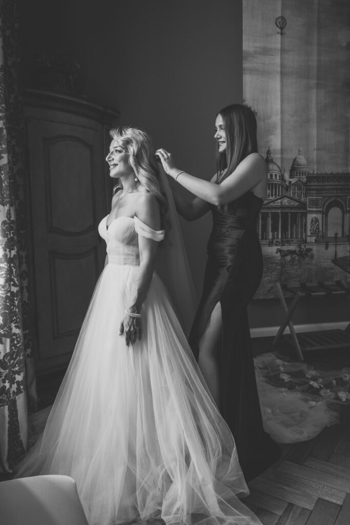 Getting-Ready-Braut-Schlosshochzeit-Fotograf-Shooting-Trauzeugen-Brautkleid-Schleier-Themenhochzeit-Internationale-Hochzeit-Heiraten-in-Brandenburg