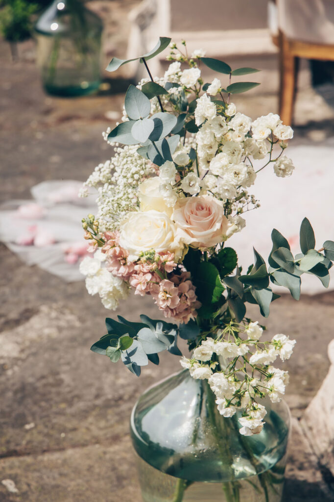 Hochzeitsdekoration-Schlosshochzeit-Freie-Trauung-Sommerhochzeit-Deutsch--Italienische-Hochzeit-Hochzeitsfotografin-Julia-Pevchina-Dekoration-Blumengesteck