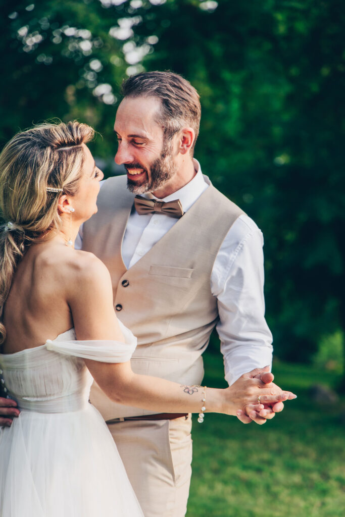 Hochzeitstanz-Eroeffnungstanz-Brautpaar-Goldene-Stunde-Fotoshooting-Julia-Pevchina-Heiratsantrag-Ehe-Eheringe-Tanzen-Hochzeitswalzer-Heiraten-