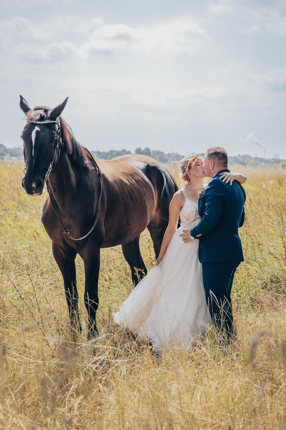 Hochzeitsfotograf-Julia-Pevchina-Leipzig-ungestellte-hochzeitsbilder-hochzeitsfotografie-voelkerschlachtdenkmal-heiraten-in-sachsen-pferde-