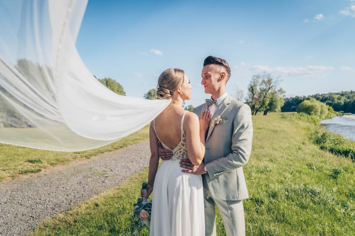 Hochzeitsfotograf-Julia-Pevchina-Leipzig-ungestellte-hochzeitsbilder-hochzeitsfotografie-voelkerschlachtdenkmal-heiraten-in-sachsen-grimma-schiffsmuehle-schleier-brautschleier
