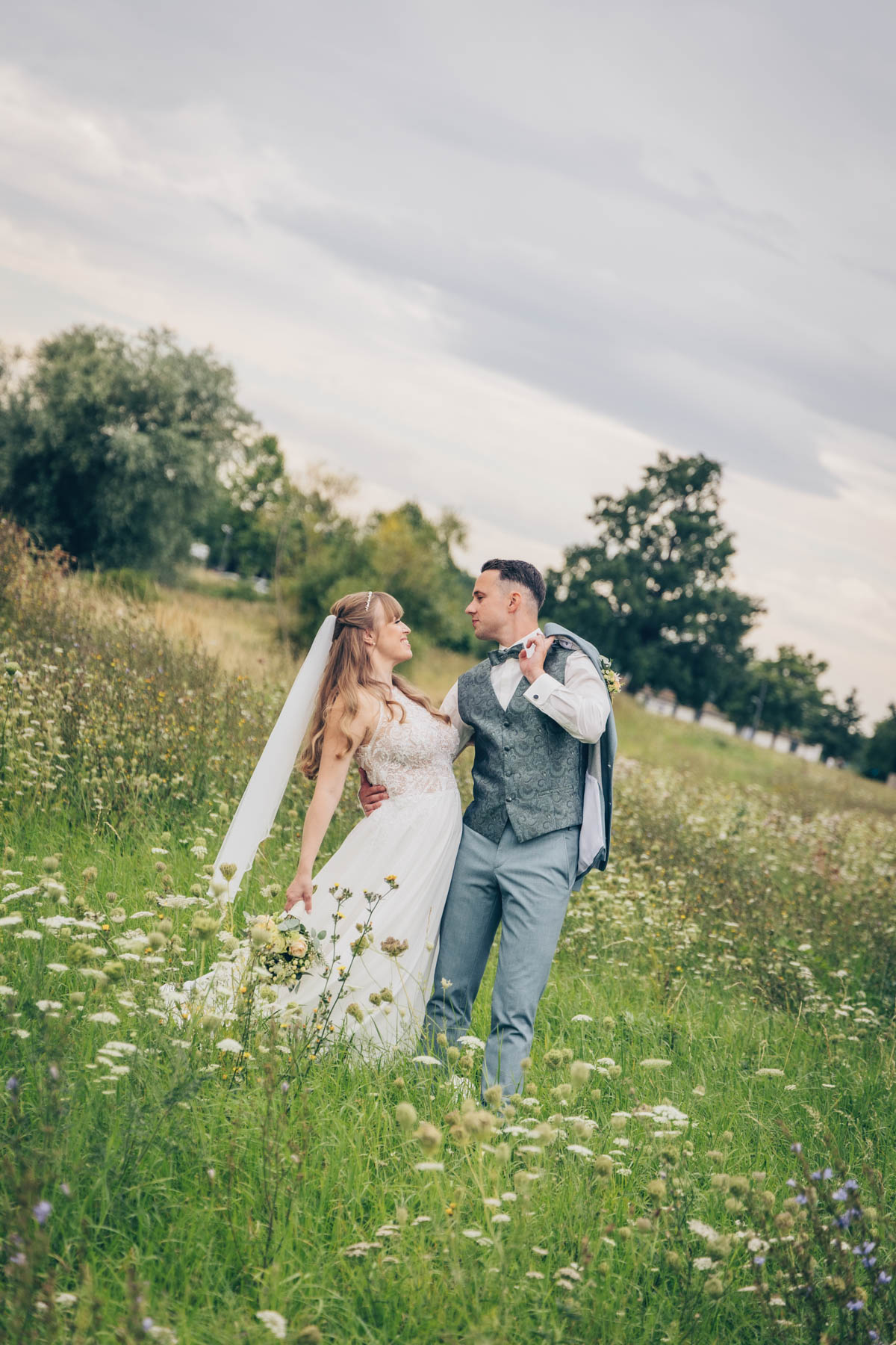 Hochzeitsfotograf-Julia-Pevchina-Leipzig-ungestellte-hochzeitsbilder-hochzeitsfotografie-voelkerschlachtdenkmal-heiraten-in-sachsen-cospudener-see