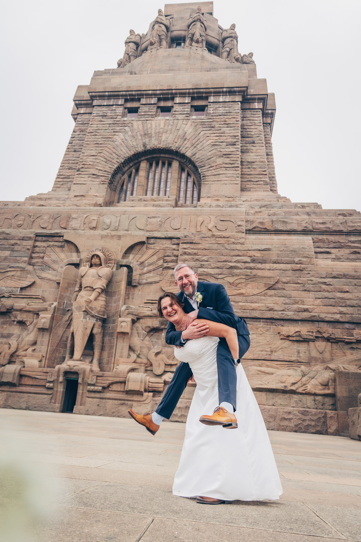 Hochzeitsfotograf-Julia-Pevchina-Leipzig-ungestellte-hochzeitsbilder-hochzeitsfotografie-voelkerschlachtdenkmal-heiraten-in-sachsen