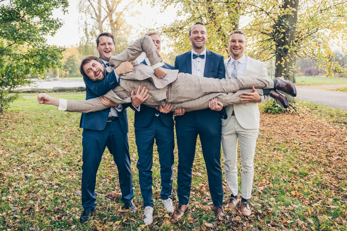 Fotoshooting-Hochzeit-Magdeburg-Fotografin-Gaestefotos-Hochzeitsgesellschaft-Hochzeitsspiele-Braeutigam-Hochzeitsanzug-Eheringe-Hochzeitsloaction-Magdeburg