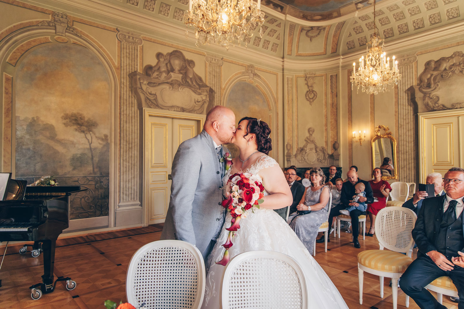 Heiraten-Gohlisser-Schloesschen-Leipzig-Hochzeit-Erster-Kuss-Ehegeluebte-Schlosshochzeit-Prinzessinenkleid-Hochzeitsreportage-Mann-und-Frau
