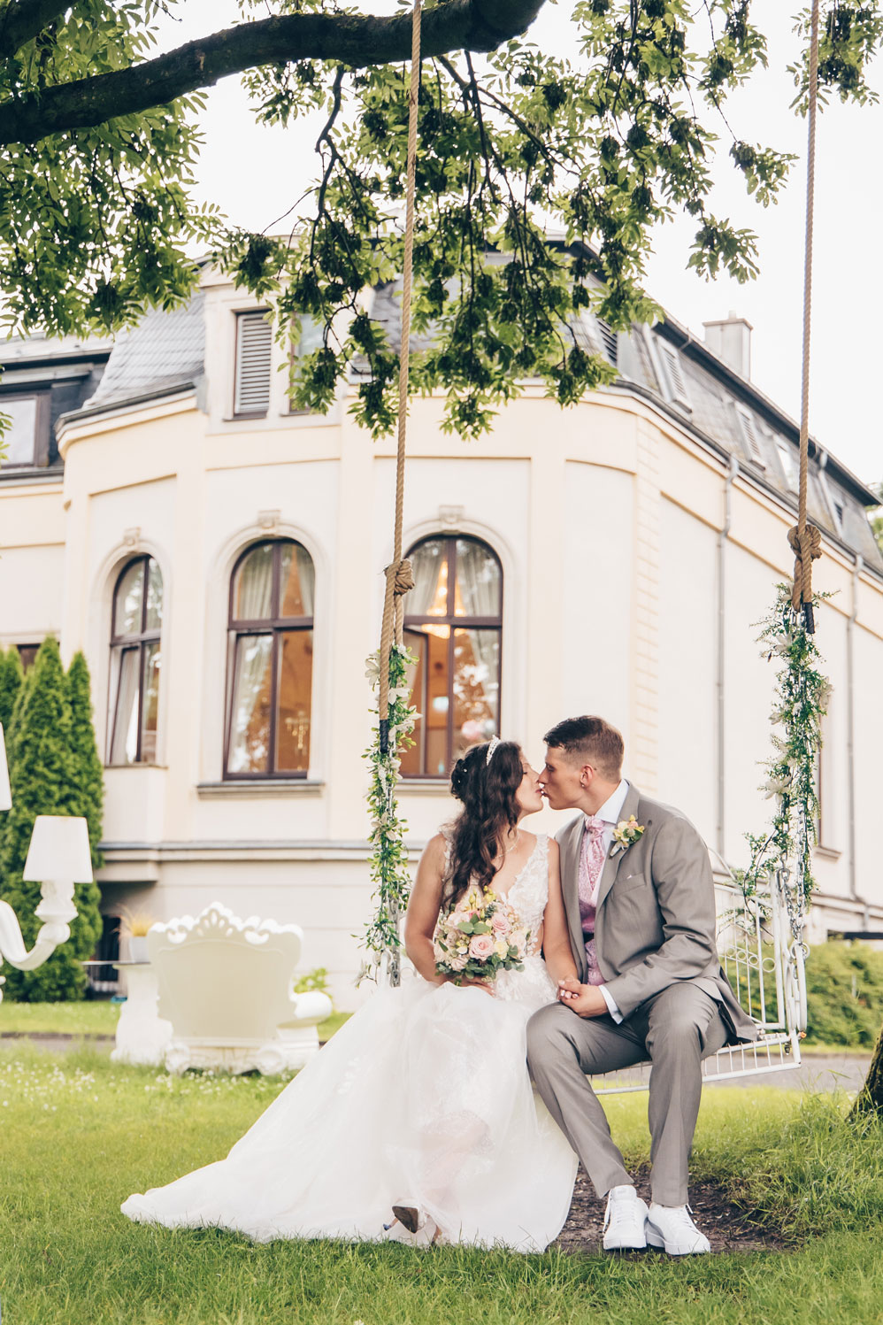 Hochzeit-Schloss-Breitenfeld-Leipzig-Hochzeitsfotografie-Julia-Pevchina-Fotomativ-Hochzeitsidee-Hochzeitslocation-Fotograf-Pevchina-Schaukel-Brautstrauss