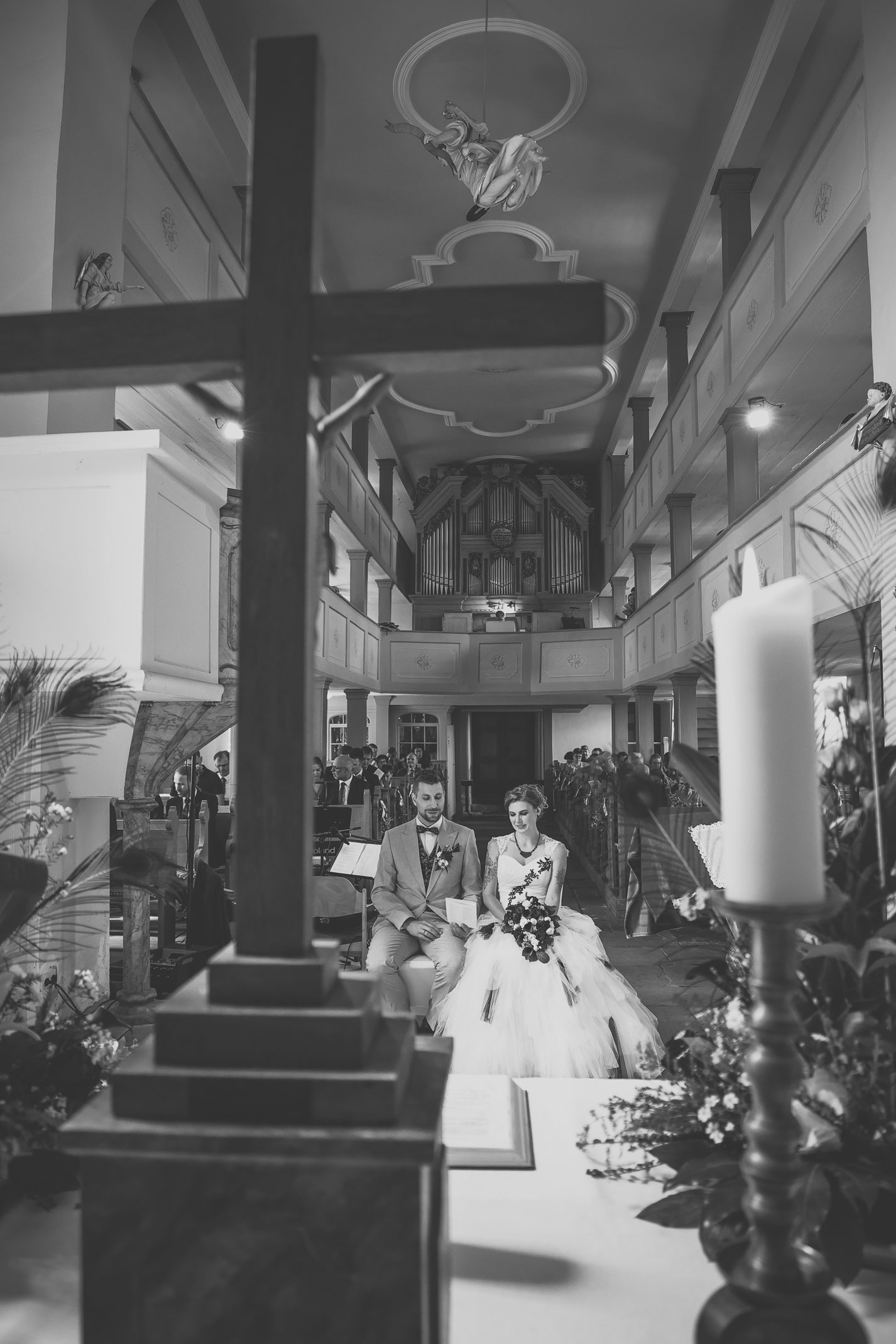 Hochzeitsfotograf-Kirchliche-Trauung-Leipzig-Halle-Merseburg-Ringtausch-Ehegeluebte-Hochzeitsreportage-Heiraten-in-der-Kirche-Julia-Pevchina-Wedding-Hochzeitsfeier