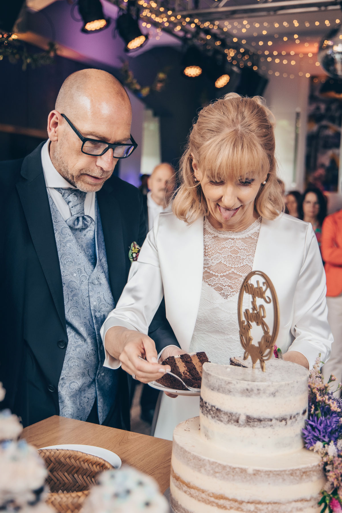 Hochzeitstorte-anschneiden-Magdeburg-Hochzeit-feiern-in-Sachsen-Anhalt-Hochzeitsshooting-Fotograf-fuer-Hochzeit