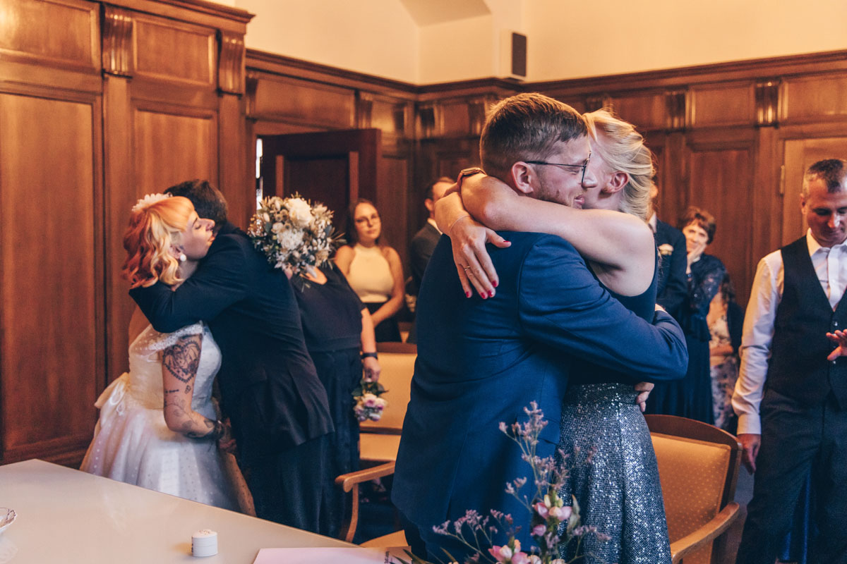 standesamtliche Trauung standesamt leipzig Hochzeitsfotograf Leipzig urbane Hochzeit im Sommer