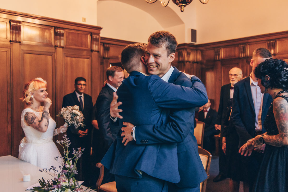 standesamtliche Trauung standesamt leipzig Hochzeitsfotograf Leipzig urbane Hochzeit im Sommer