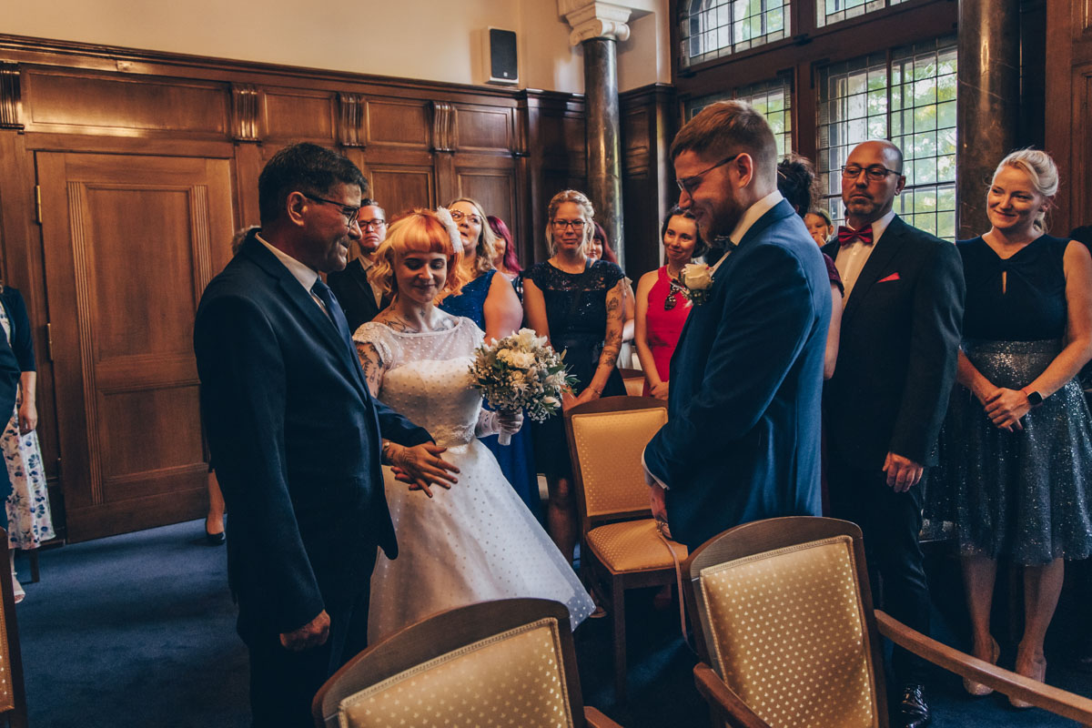 standesamtliche Trauung standesamt leipzig Hochzeitsfotograf Leipzig urbane Hochzeit im Sommer