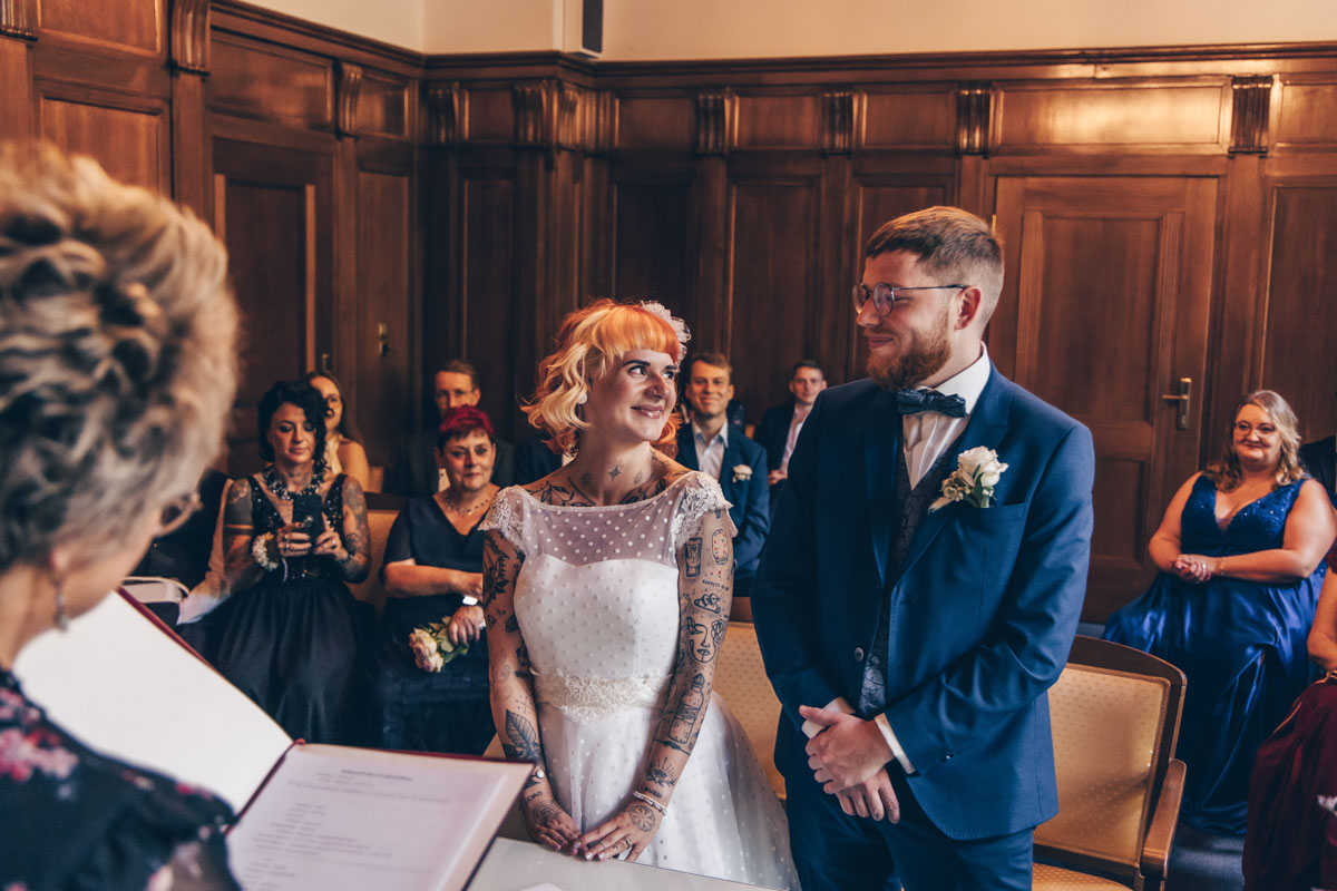 standesamtliche Trauung standesamt leipzig Hochzeitsfotograf Leipzig urbane Hochzeit im Sommer