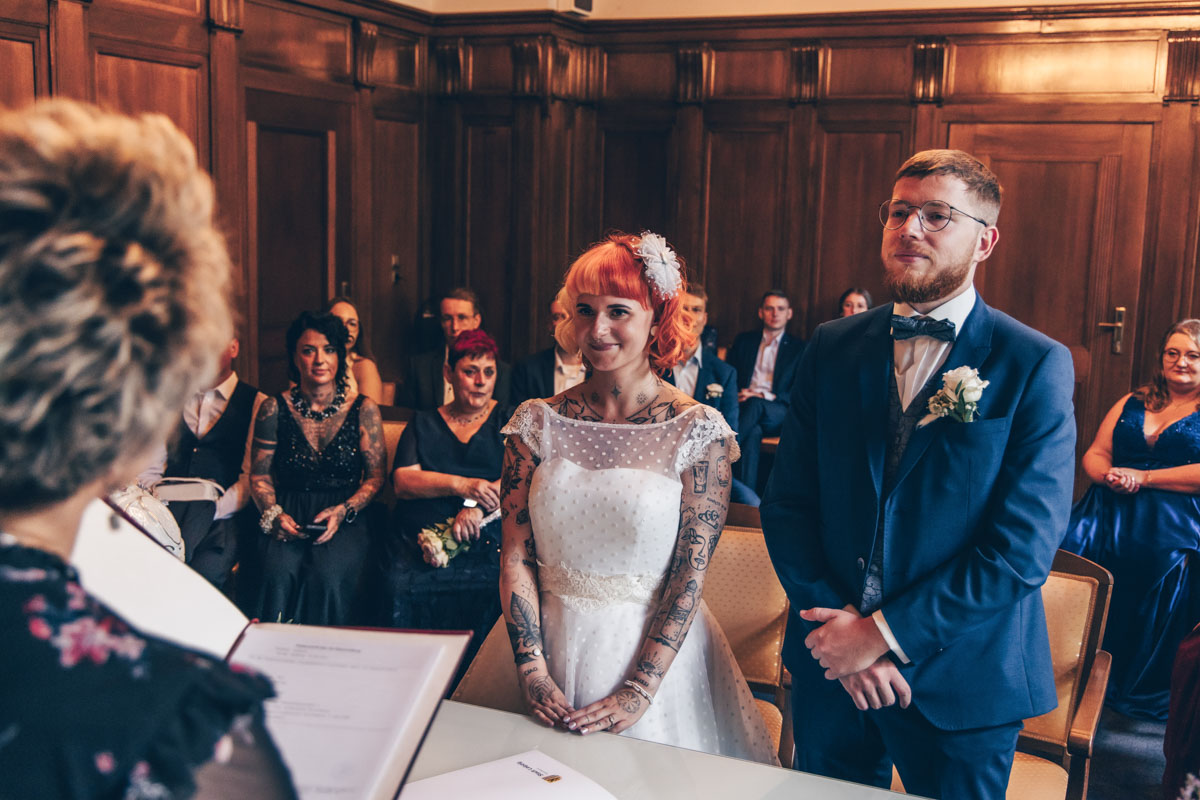 standesamtliche Trauung standesamt leipzig Hochzeitsfotograf Leipzig urbane Hochzeit im Sommer