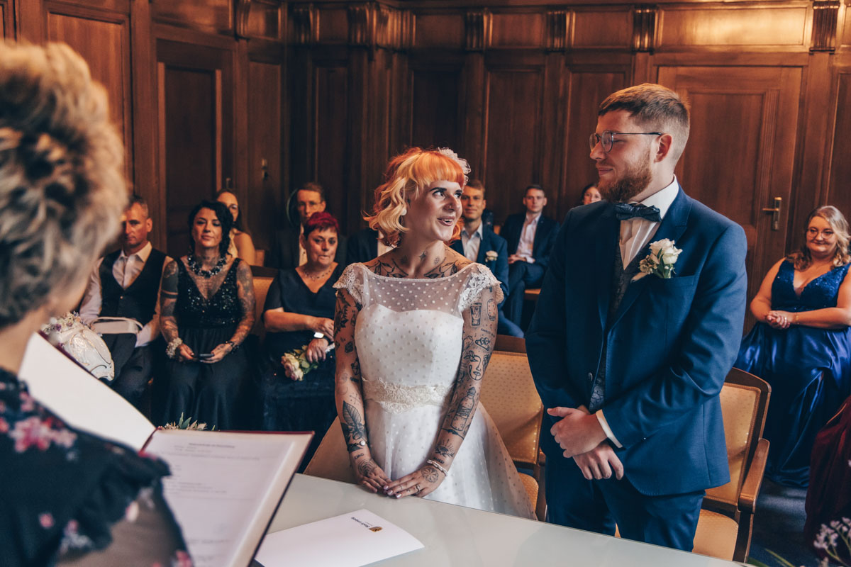 standesamtliche Trauung standesamt leipzig Hochzeitsfotograf Leipzig urbane Hochzeit im Sommer