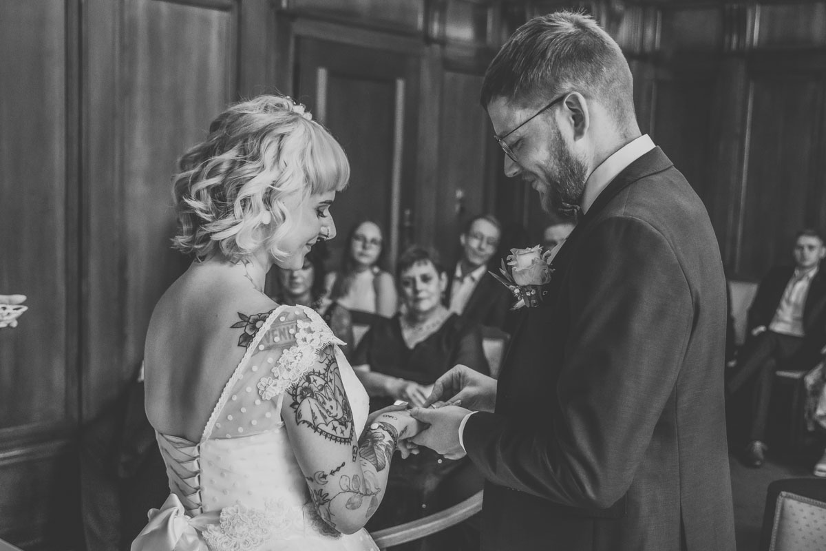 standesamtliche Trauung standesamt leipzig Hochzeitsfotograf Leipzig urbane Hochzeit im Sommer