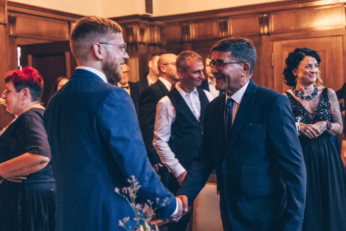 standesamtliche Trauung standesamt leipzig Hochzeitsfotograf Leipzig urbane Hochzeit im Sommer